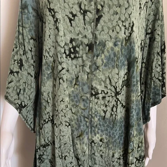 Dunia, Woman’s Size XL Asymmetrical Green Tunic Top - Picture 3 of 10